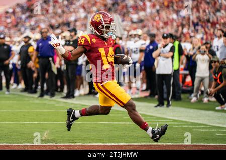 Il wide receiver degli USC Trojans Raleek Brown (14) segnò un touchdown durante una partita di football NCAA contro i Washington Huskies, sabato 4 novembre 2023, Foto Stock