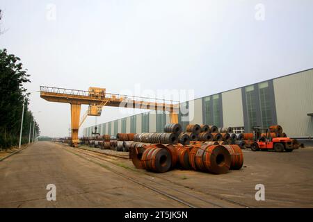 CONTEA DI LUANNAN - 16 AGOSTO: Stoccaggio all'aperto di nastri di acciaio laminati a freddo ultrasottili in uno stabilimento, il 16 agosto 2014, contea di Luannan, provincia di Hebei, Cina Foto Stock