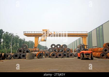 CONTEA DI LUANNAN - 16 AGOSTO: Stoccaggio all'aperto di nastri di acciaio laminati a freddo ultrasottili in uno stabilimento, il 16 agosto 2014, contea di Luannan, provincia di Hebei, Cina Foto Stock