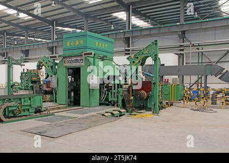 CONTEA DI LUANNAN - 16 AGOSTO: Linea di produzione di nastri di acciaio laminati a freddo ultrasottili in fabbrica, il 16 agosto 2014, contea di Luannan, provincia di Hebei, Cina Foto Stock