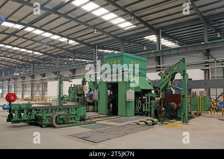 CONTEA DI LUANNAN - 16 AGOSTO: Linea di produzione di nastri di acciaio laminati a freddo ultrasottili in fabbrica, il 16 agosto 2014, contea di Luannan, provincia di Hebei, Cina Foto Stock