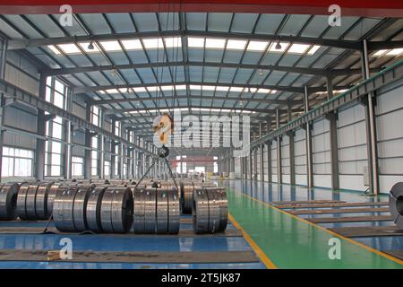 CONTEA DI LUANNAN - 16 AGOSTO: Officina di stoccaggio in acciaio laminato a freddo ultrasottile in una fabbrica, il 16 agosto 2014, contea di Luannan, provincia di Hebei, Chin Foto Stock