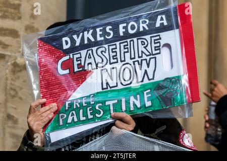 Londra, Regno Unito. 4 novembre 2023. Un manifestante pro-palestinese di Dykes per una Palestina libera tiene un segno prima di una marcia della Coalizione per la Palestina libera per chiedere un immediato cessate il fuoco a Gaza. Per il quarto fine settimana consecutivo in tutto il Regno Unito si sono svolte manifestazioni di solidarietà di massa palestinesi per chiedere la fine del bombardamento israeliano di Gaza. Crediti: Mark Kerrison/Alamy Live News Foto Stock