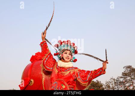 Tangshan City - 20 febbraio 2018: Personaggi dell'opera di Pechino nel parco, Tangshan City, Hebei, Cina Foto Stock
