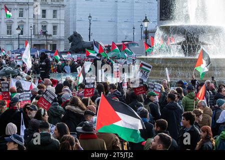 Londra, Regno Unito. 4 novembre 2023. I manifestanti pro-palestinesi partecipano a una manifestazione a Trafalgar Square per chiedere un immediato cessate il fuoco a Gaza. Per il quarto fine settimana consecutivo in tutto il Regno Unito si sono svolte manifestazioni di solidarietà di massa palestinesi per chiedere la fine del bombardamento israeliano di Gaza. Crediti: Mark Kerrison/Alamy Live News Foto Stock