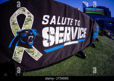 Charlotte, NC, USA. 5 novembre 2023. Carolina Panthers mostra supporto per i veterani nella partita NFL contro gli Indianapolis Colts a Charlotte, NC. (Scott Kinser/Cal Sport Media). Credito: csm/Alamy Live News Foto Stock