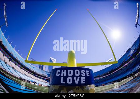 Charlotte, NC, USA. 5 novembre 2023. Carolina Panthers mostra supporto per i veterani nella partita NFL contro gli Indianapolis Colts a Charlotte, NC. (Scott Kinser/Cal Sport Media). Credito: csm/Alamy Live News Foto Stock