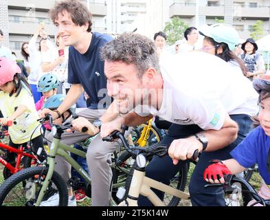 Novembre 2023, Saitama, Giappone - il ciclista britannico Mark Cavendish dell'Astana Qazaqstan Team (R) e il ciclista francese Victor Lafay di Cofidis partecipano a una gara di ciclismo per bambini mentre partecipano a un evento per il '2023 Tour de France Saitama Criterium' a Saitama, periferia Tokyo sabato 4 novembre 2023. (Foto di Yoshio Tsunoda/AFLO) Foto Stock