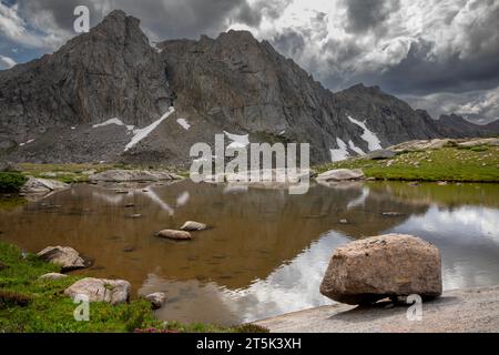 WY05621-00...WYOMING - piccolo tarn sulla cresta tra Temple e Deep Lakes nell'area di Bridger Wilderness della Wind River Range. Foto Stock