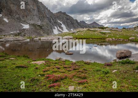 WY05622-00...WYOMING - piccolo tarn sulla cresta tra Temple e Deep Lakes nell'area di Bridger Wilderness della Wind River Range. Foto Stock
