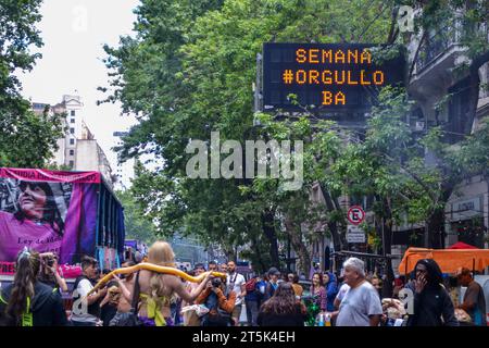 Buenos Aires, Ciudad Autonoma, Argentina. 4 novembre 2023. La 32a marcia LGTBIQ Pride si è tenuta a Buenos Aires. Migliaia di persone marciarono da Plaza de Mayo al Congresso, nel mezzo di un'atmosfera festosa che includeva la presentazione di numerosi artisti e DJ. (Immagine di credito: © Milagros Gonzalez/ZUMA Press Wire) SOLO USO EDITORIALE! Non per USO commerciale! Foto Stock