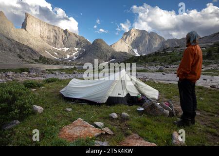 WY05639-00...WYOMING - Campsite at Deep Lake in the late afternoon in the Bridger Wilderness area of the Wind River Range. Foto Stock
