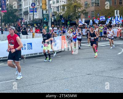 New York City, Stati Uniti. 5 novembre 2023. Le persone sono viste esultare alla maratona di New York nel centro di Manhattan. Credito: Ryan Rahman/Alamy Live News Foto Stock