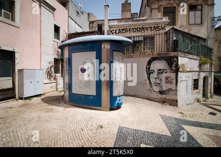 I graffiti coprirono il chiosco vuoto e l'edificio commerciale/residenziale sulla Travessa de Santo Antão vicino all'Avenue da Liberdade nella zona Baixa di Lisbona, Portogallo. Foto Stock