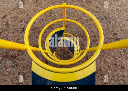 Tipico parco giochi per le scuole elementari non identificato con superficie anticaduta di sicurezza in fibra di legno Foto Stock