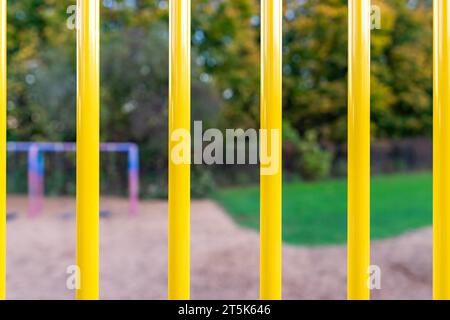 Tipico parco giochi per le scuole elementari non identificato con superficie anticaduta di sicurezza in fibra di legno Foto Stock