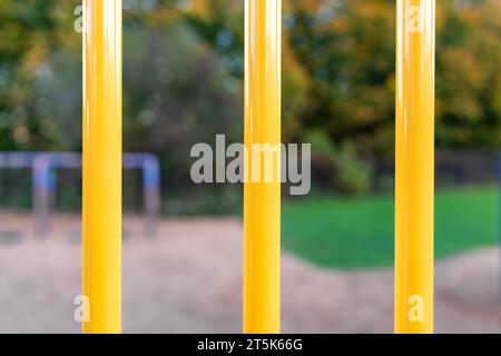 Tipico parco giochi per le scuole elementari non identificato con superficie anticaduta di sicurezza in fibra di legno Foto Stock