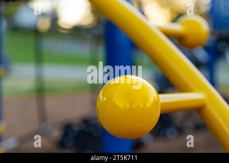 Tipico parco giochi per le scuole elementari non identificato con superficie anticaduta di sicurezza in fibra di legno Foto Stock