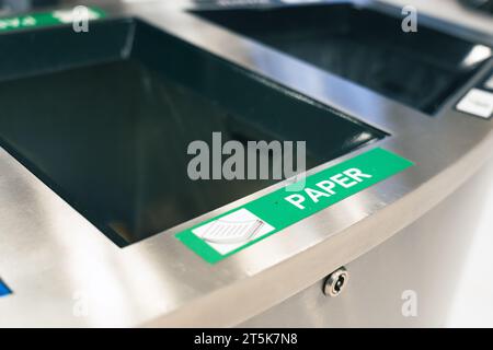 Cestino in aeroporto per la pulizia di un concetto di riciclaggio (cestino) Foto Stock