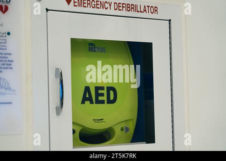 Defibrillatore (AED) all'aeroporto internazionale di Riyadh, Arabia Saudita Foto Stock