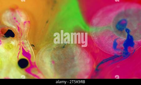 Glitter bolle colore nebbia vernice acqua inchiostro brillante Foto Stock