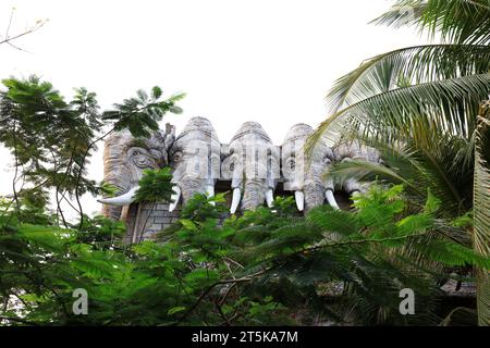 Città di Sanya, Cina - 31 marzo 2019: Scultura di elefante in un'attrazione turistica, città di Sanya, provincia di Hainan, Cina Foto Stock