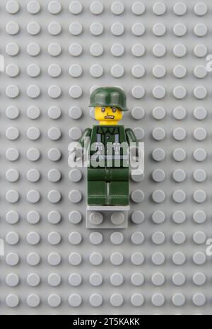 Nova Bana, Slovacchia - 5 novembre 2023: Soldier Lego mini figura sul muro. LEGO® Minifigure su piastra base Lego. Dettagli. Primo piano. Foto Stock