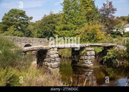 Dartmoor National Park, ponte medievale sul fiume Dart orientale, ponte del XIII secolo costruito per attraversare cavalli da branco, Inghilterra, Regno Unito Foto Stock