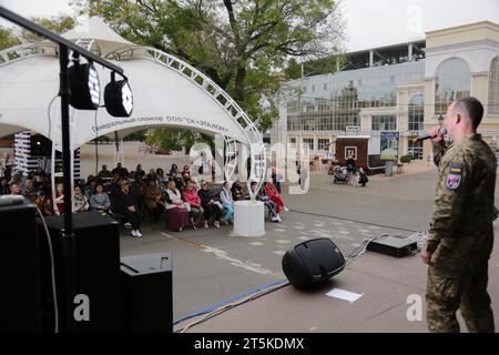 Odessa, Ucraina. 4 novembre 2023. Gli spettatori assistono allo spettacolo dell'Accademia militare della città di Odessa durante un concerto di beneficenza nel Parco centrale della Cultura e del tempo libero che prende il nome da Taras Shevchenko. Un concerto di beneficenza a sostegno delle forze Armate dell'Ucraina si tiene a Odessa. Lo scopo dell'evento è quello di sostenere il morale della popolazione durante la guerra in corso con la Federazione Russa. Credito: SOPA Images Limited/Alamy Live News Foto Stock