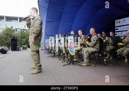 Odessa, Ucraina. 4 novembre 2023. L'orchestra dell'Accademia militare della città di Odessa si esibisce in un concerto di beneficenza nel Parco centrale della Cultura e del tempo libero che prende il nome da Taras Shevchenko. Un concerto di beneficenza a sostegno delle forze Armate dell'Ucraina si tiene a Odessa. Lo scopo dell'evento è quello di sostenere il morale della popolazione durante la guerra in corso con la Federazione Russa. Credito: SOPA Images Limited/Alamy Live News Foto Stock