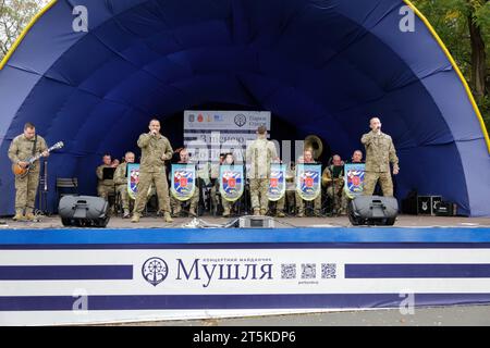 Odessa, Ucraina. 4 novembre 2023. L'orchestra dell'Accademia militare della città di Odessa si esibisce in un concerto di beneficenza nel Parco centrale della Cultura e del tempo libero che prende il nome da Taras Shevchenko. Un concerto di beneficenza a sostegno delle forze Armate dell'Ucraina si tiene a Odessa. Lo scopo dell'evento è quello di sostenere il morale della popolazione durante la guerra in corso con la Federazione Russa. Credito: SOPA Images Limited/Alamy Live News Foto Stock