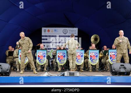 Odessa, Ucraina. 4 novembre 2023. L'orchestra dell'Accademia militare della città di Odessa si esibisce in un concerto di beneficenza nel Parco centrale della Cultura e del tempo libero che prende il nome da Taras Shevchenko. Un concerto di beneficenza a sostegno delle forze Armate dell'Ucraina si tiene a Odessa. Lo scopo dell'evento è quello di sostenere il morale della popolazione durante la guerra in corso con la Federazione Russa. Credito: SOPA Images Limited/Alamy Live News Foto Stock