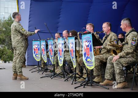 Odessa, Ucraina. 4 novembre 2023. L'orchestra dell'Accademia militare della città di Odessa si esibisce in un concerto di beneficenza nel Parco centrale della Cultura e del tempo libero che prende il nome da Taras Shevchenko. Un concerto di beneficenza a sostegno delle forze Armate dell'Ucraina si tiene a Odessa. Lo scopo dell'evento è quello di sostenere il morale della popolazione durante la guerra in corso con la Federazione Russa. Credito: SOPA Images Limited/Alamy Live News Foto Stock