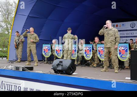 Odessa, Ucraina. 4 novembre 2023. L'orchestra dell'Accademia militare della città di Odessa si esibisce in un concerto di beneficenza nel Parco centrale della Cultura e del tempo libero che prende il nome da Taras Shevchenko. Un concerto di beneficenza a sostegno delle forze Armate dell'Ucraina si tiene a Odessa. Lo scopo dell'evento è quello di sostenere il morale della popolazione durante la guerra in corso con la Federazione Russa. Credito: SOPA Images Limited/Alamy Live News Foto Stock