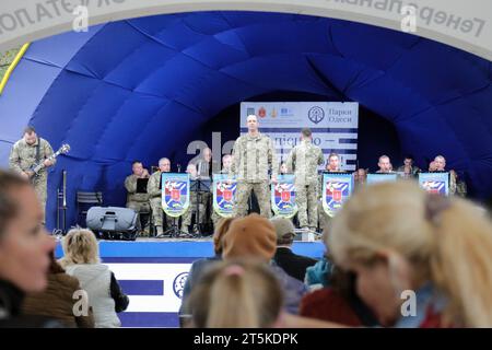 Odessa, Ucraina. 4 novembre 2023. Gli spettatori assistono allo spettacolo dell'Accademia militare della città di Odessa durante un concerto di beneficenza nel Parco centrale della Cultura e del tempo libero che prende il nome da Taras Shevchenko. Un concerto di beneficenza a sostegno delle forze Armate dell'Ucraina si tiene a Odessa. Lo scopo dell'evento è quello di sostenere il morale della popolazione durante la guerra in corso con la Federazione Russa. Credito: SOPA Images Limited/Alamy Live News Foto Stock