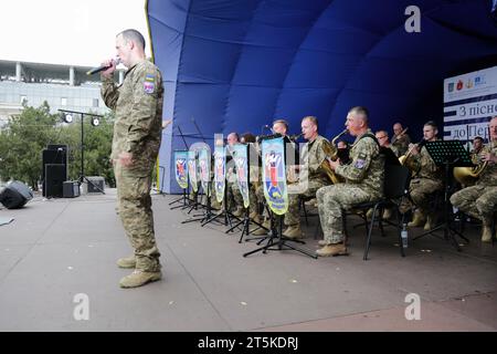 Odessa, Ucraina. 4 novembre 2023. L'orchestra dell'Accademia militare della città di Odessa si esibisce in un concerto di beneficenza nel Parco centrale della Cultura e del tempo libero che prende il nome da Taras Shevchenko. Un concerto di beneficenza a sostegno delle forze Armate dell'Ucraina si tiene a Odessa. Lo scopo dell'evento è quello di sostenere il morale della popolazione durante la guerra in corso con la Federazione Russa. (Foto di Viacheslav Onyshchenko/SOPA Images/Sipa USA) credito: SIPA USA/Alamy Live News Foto Stock