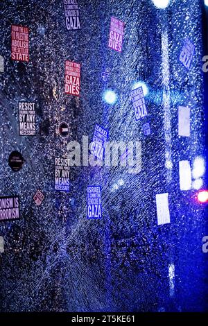 Finestra del negozio rotta durante la dimostrazione pro-palestinese. Washington D.C. USA. 4 novembre 2023 Foto Stock