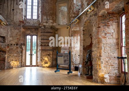 Castello di Lulworth, all'interno di una delle sale principali con mura del castello, Dorset, Inghilterra, Regno Unito, 2023 Foto Stock