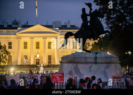 Bombardare i bambini non è autodifesa. Manifestazione pro-palestinese alla Casa Bianca. 4 novembre 2023. Washington D.C. USA Foto Stock