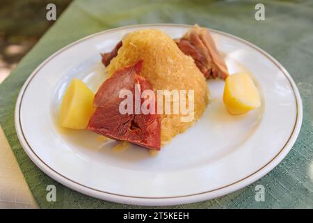 Garnie choucroute tradizionale alsaciano, crauti con salsicce, nocciolo di maiale, altre carni e patate in un ristorante winstub a Strasburgo, Francia Foto Stock