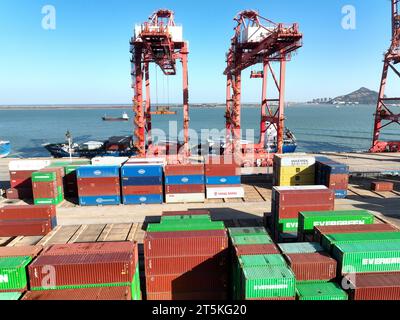 LIANYUNGANG, CINA - 6 NOVEMBRE 2023 - i Photo Freighters aerei attraccano per caricare e scaricare container presso il terminal container del porto di Lianyungang a li Foto Stock