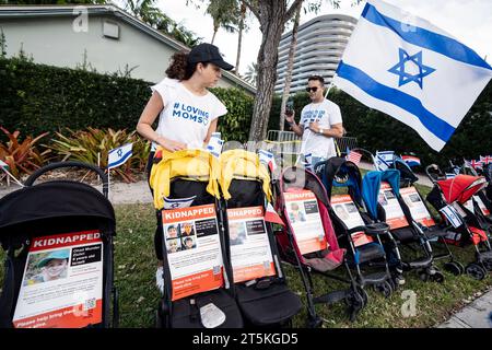 Surfside, Florida, USA. 5 novembre 2023. Passeggini vuoti con poster di israeliani rapiti da Hamas visti durante la passeggiata Loving Moms a Surfside, Florida, il 5 novembre 2023. Loving Moms ha chiesto il rilascio immediato di 240 israeliani presi in ostaggio da Hamas durante il massacro del 7 ottobre in Israele. Hamas ha ucciso oltre 1300 civili israeliani negli attacchi. (Immagine di credito: © Ronen Tivony/ZUMA Press Wire) SOLO USO EDITORIALE! Non per USO commerciale! Foto Stock