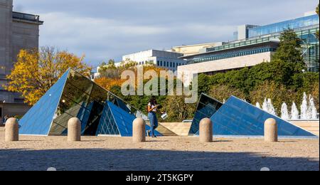 Washington, DC - 30 ottobre 2023: Le piramidi della National Gallery of Art a Washington DC. Foto Stock