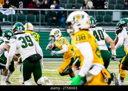 Edmonton, Canada. 4 novembre 2023. (30) Matthew Peterson della University of Alberta Golden Bears corre la palla durante la semifinale di Canwest contro la University of Saskatchewan Huskies. University of Alberta Golden Bears 40:17 University of Saskatchewan Huskies Credit: SOPA Images Limited/Alamy Live News Foto Stock