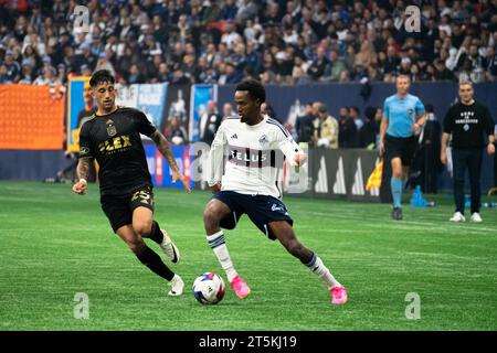 Vancouver, Canada. 5 novembre 2023. Vancouver, British Columbia, Canada, 5 novembre 2023: Ali Ahmed (22 Vancouver Whitecaps FC) controlla la palla durante la Major League Soccer Playoffs Round 1 partita 2 tra Vancouver Whitecaps FC e Los Angeles FC al BC Place Stadium di Vancouver, British Columbia, Canada (SOLO USO EDITORIALE). (Amy Elle/SPP) credito: SPP Sport Press Photo. /Alamy Live News Foto Stock