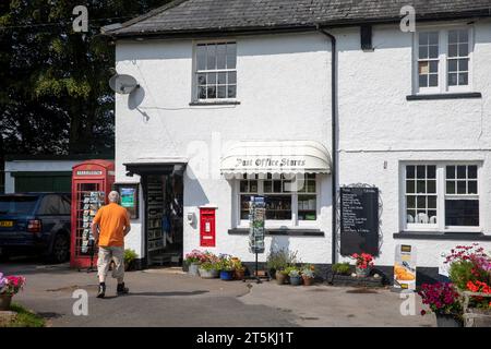 Dartmoor National Park, Postbridge hamlet Rural Post Office and stores, casella postale rossa a muro e cabina telefonica rossa, Devon, Inghilterra, Regno Unito, 2023 Foto Stock