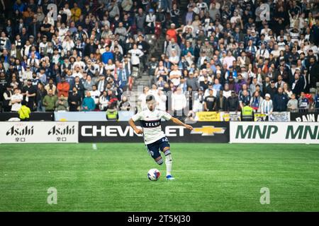 Vancouver, Canada. 5 novembre 2023. Vancouver, British Columbia, Canada, 5 novembre 2023: Pedro vite (45 Vancouver Whitecaps FC) controlla la palla durante la Major League Soccer Playoffs Round 1 partita 2 tra Vancouver Whitecaps FC e Los Angeles FC al BC Place Stadium di Vancouver, British Columbia, Canada (SOLO USO EDITORIALE). (Amy Elle/SPP) credito: SPP Sport Press Photo. /Alamy Live News Foto Stock