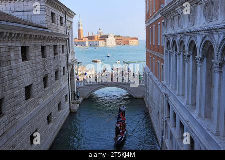 I turisti che si divertono a fare un giro in gondola e si trovano sul ponte, nella zona del Palazzo di Dodge, Italia Foto Stock