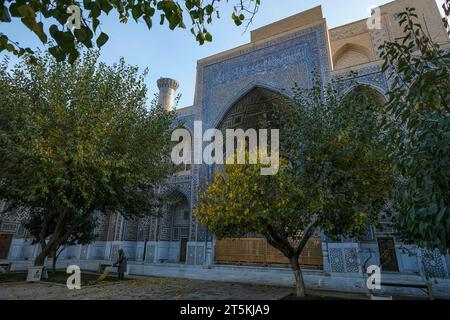 Samarcanda, Uzbekistan - 2 novembre 2023: La Madrasa Ulugh Beg nella piazza del Registan a Samarcanda, Uzbekistan. Foto Stock