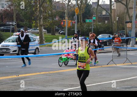 4th Ave e Senator St a Bayridge, Brooklyn, NY 11220 USA. 5 novembre 2023. Sotto un cielo fresco e parzialmente nuvoloso, oltre 50.000 Runners hanno affrontato la 2023 New York Marathon di 26 miglia attraverso cinque distretti, percorrendo una gara generalmente rilassata e di parte in una mite giornata autunnale. Credito: ©Julia Mineeva/EGBN TV News/Alamy Live News Foto Stock